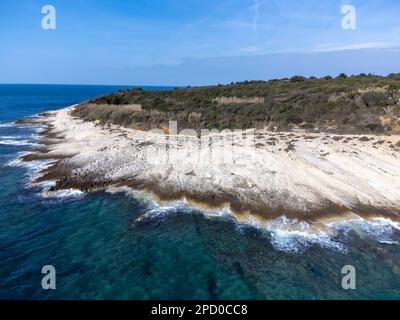 Drohnenaufnahme von Kap Kamenjak, einem Naturschutzgebiet an der Südspitze der istrischen Halbinsel in Kroatien, Europa Stockfoto