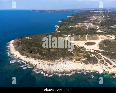 Drohnenaufnahme von Kap Kamenjak, einem Naturschutzgebiet an der Südspitze der istrischen Halbinsel in Kroatien, Europa Stockfoto