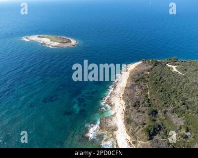 Drohnenaufnahme von Kap Kamenjak, einem Naturschutzgebiet an der Südspitze der istrischen Halbinsel in Kroatien, Europa Stockfoto