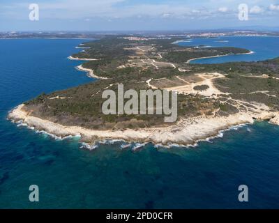 Drohnenaufnahme von Kap Kamenjak, einem Naturschutzgebiet an der Südspitze der istrischen Halbinsel in Kroatien, Europa Stockfoto