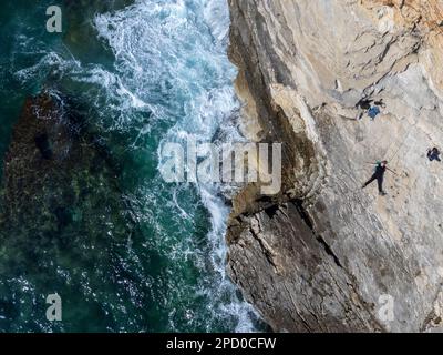 Drohnenaufnahme einer Frau an der Küste von Kap Kamenjak, einem Naturschutzgebiet an der Südspitze der istrischen Halbinsel in Kroatien, Europa Stockfoto