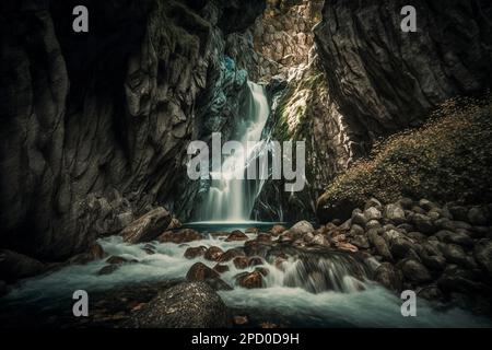 Nature's Symphony: Tauchen Sie ein in die beeindruckende Schönheit und die kraftvollen Rhythmen eines majestätischen Wasserfalls Stockfoto