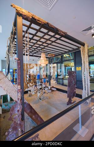 Direkt im Eingang, gemischte Medienkunst von Ayesha Hadhir Al Mheiri. Bei der Fischmarktgenossenschaft in Abu Dhabi, Vereinigte Arabische Emirate. Stockfoto