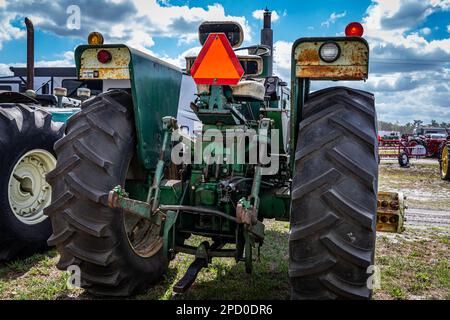 Fort Meade, Florida - 26. Februar 2022: Aus der Perspektive erfolgende Rückansicht eines 1972 Oliver 1855 2WD Traktors auf einer lokalen Traktormesse. Stockfoto