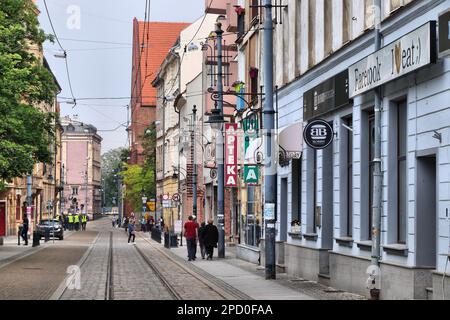 BRESLAU, POLEN - 11. MAI 2018: Besucher besuchen die Altstadt in Breslau, Polen. Stockfoto