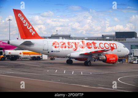 Luton, Großbritannien - 12. JULI 2019: EasyJet Airbus A319 am Flughafen London Luton in Großbritannien. Es ist der am 5. Belebteste Flughafen Großbritanniens mit 16,5 Millionen Passagieren pro Jahr. Stockfoto