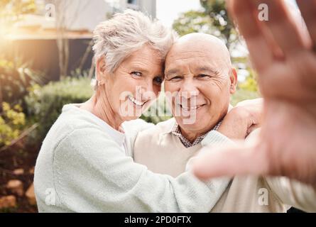 Porträt, Selfie-Lächeln und Seniorenpaar umarmen sich draußen in der Natur, verbinden sich und lachen. Fotograf, Ruhestand und ältere Männer und Frauen, die sie nehmen Stockfoto