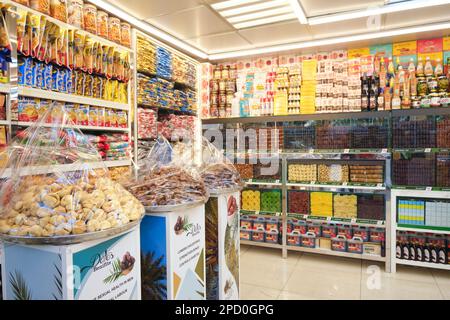 Ein Blick auf die große Auswahl an Datteln, getrocknetes Obst in Geschenkboxen erhältlich. Zum damaligen Zeitpunkt, Trockenobstmarkt in Abu Dhabi, Vereinigte Arabische Emirate. Stockfoto