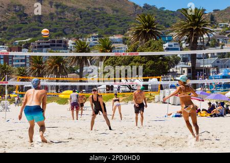 Kapstadt, Südafrika - 19. Februar 2023: Junge Leute spielen Beachvolleyball Stockfoto