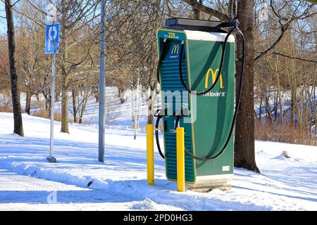 Laden Sie das 225-kW-Hochleistungsladegerät für Elektrofahrzeuge bei McDonalds auf. Zusammenarbeit zwischen McDonalds und Charge. Salo, Finnland. 12. März 2023. Stockfoto