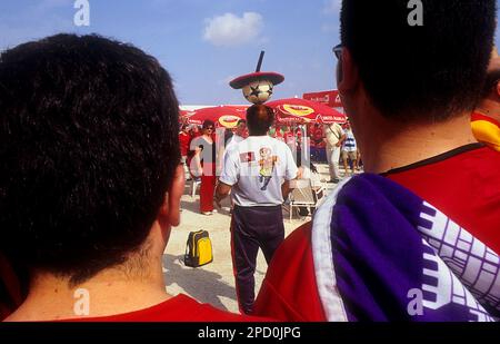 Fans von RCD Mallorca jonglieren. In der Nähe des Stadions von Elche. Elche, Provinz Alicante, Spanien Stockfoto