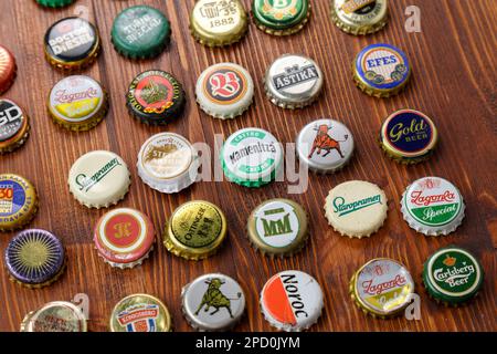 Tjumen, Russland-15. Februar 2023: Metallfarbige Sammlung gebrauchter Bierkronen, Draufsicht. Stockfoto