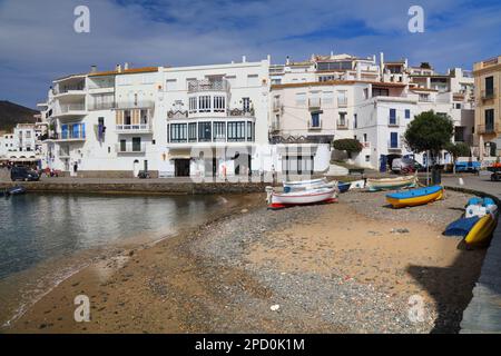 CADAQUES, SPANIEN - 5. OKTOBER 2021: Die Menschen besuchen den malerischen Fischerhafen von Cadaques in Katalonien in Spanien. Die Stadt liegt in Alt Empord Stockfoto