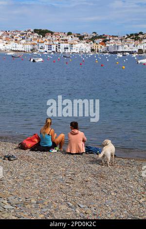 CADAQUES, SPANIEN - 5. OKTOBER 2021: Die Menschen besuchen den malerischen Fischerhafen von Cadaques in Katalonien in Spanien. Die Stadt liegt in Alt Empord Stockfoto