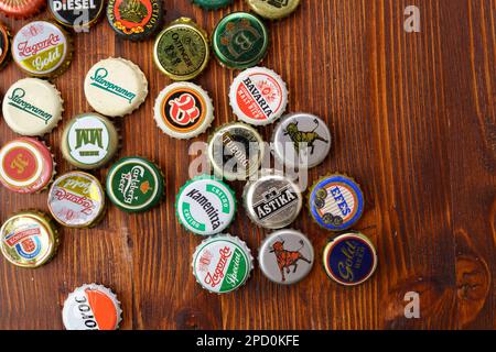 Tyumen, Russland – 15. Februar 2023: Bierkappen. Eine Mischung aus verschiedenen Bierflaschenverschlüssen Stockfoto