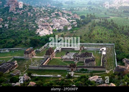 Blick auf den Achyuta Raya Tempel vom Hemakuta Hill in Hampi. Hampi, die Hauptstadt des Vijayanagara Empire, gehört zum UNESCO-Weltkulturerbe. Stockfoto