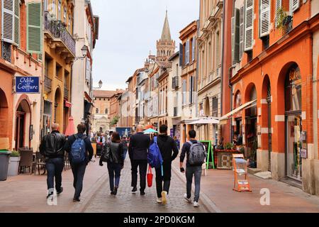 TOULOUSE, FRANKREICH - 28. SEPTEMBER 2021: Die Menschen besuchen die Innenstadt von Toulouse, Stadtteil Capitole. Toulouse ist die 4th größte Gemeinde Frankreichs. Stockfoto