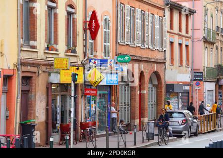 TOULOUSE, FRANKREICH - 28. SEPTEMBER 2021: Besucher der Stadt Toulouse, Stadtteil St-Cyprien. Toulouse ist die 4. Größte Gemeinde Frankreichs. Stockfoto