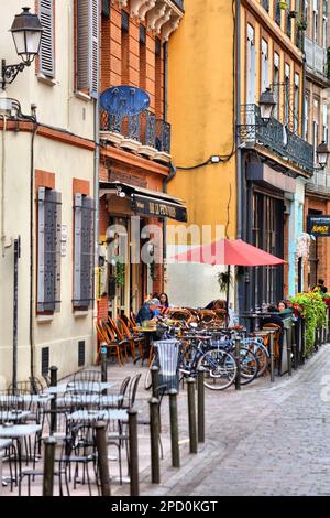 TOULOUSE, FRANKREICH - 28. SEPTEMBER 2021: Die Menschen besuchen die Innenstadt von Toulouse, Stadtteil Capitole. Toulouse ist die 4th größte Gemeinde Frankreichs. Stockfoto