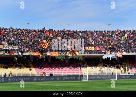 Lecce, Italien. 12. März 2023. Fans von US Lecce während des Spiels US Lecce gegen Turin FC, italienischer Fußballschuh Serie A in Lecce, Italien, März 12 2023 Kredit: Independent Photo Agency/Alamy Live News Stockfoto