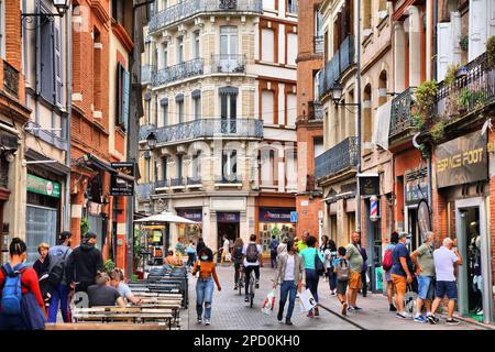 TOULOUSE, FRANKREICH - 28. SEPTEMBER 2021: Die Menschen besuchen die Innenstadt von Toulouse, Stadtteil Capitole. Toulouse ist die 4th größte Gemeinde Frankreichs. Stockfoto