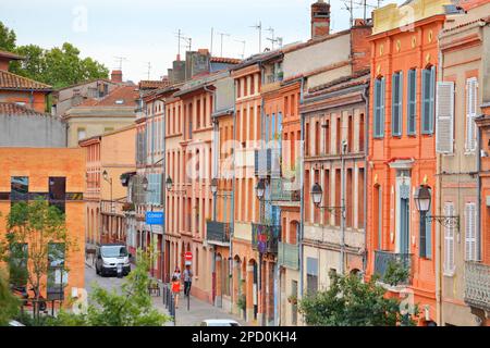 TOULOUSE, FRANKREICH - 28. SEPTEMBER 2021: Besucher der Stadt Toulouse, Stadtteil St-Cyprien. Toulouse ist die 4. Größte Gemeinde Frankreichs. Stockfoto