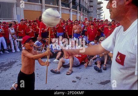 Fans von RCD Mallorca jonglieren. Im Hintergrund Fans von Recreativo de Huelva und Fans von RCD Mallorca. In der Nähe des Stadions von Elche. Elche, Alicante Provin Stockfoto