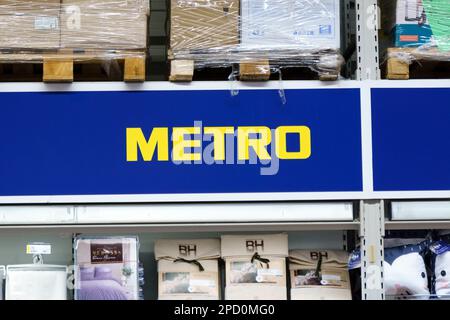 Tyumen, Russland-25. Februar 2023: Metro-Logo eines Supermarkts. Metro Cash and Carry ist ein führendes internationales Unternehmen Stockfoto