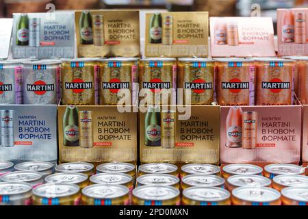 Tjumen, Russland – 25. Februar 2023: Martini ist eine Marke von italienischem Wermut, benannt nach dem Martini. Supermarkt-Regale Stockfoto