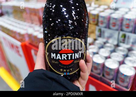 Tjumen, Russland – 25. Februar 2023: Martini ist eine Marke von italienischem Wermut, benannt nach dem Martini. Supermarkt-Regale Stockfoto