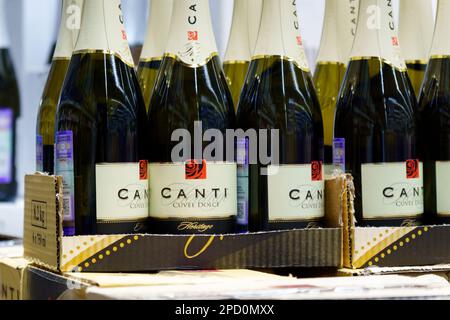 Tyumen, Russland-25. Februar 2023: Flasche Canti. Alkoholische Produkte zum Verkauf in einem Supermarkt. Stockfoto