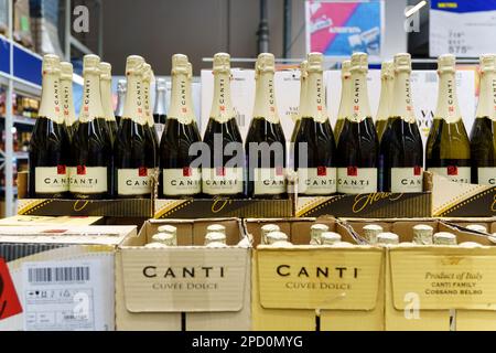 Tyumen, Russland-25. Februar 2023: Flasche Canti. Alkoholische Produkte zum Verkauf in einem Supermarkt. Stockfoto