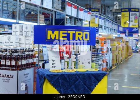 Tyumen, Russland – 25. Februar 2023: Metro Cash and Carry Store. Weltweit diversifizierte Bargeld- und Carry-Gruppe aus dem Einzelhandel und dem Gesamtverkauf in Deutschland Stockfoto
