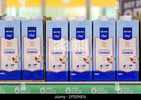 Tyumen, Russland-25. Februar 2023: Logo des Metro Chef Cream german multinational company. Metro Cash and Carry Logo Stockfoto
