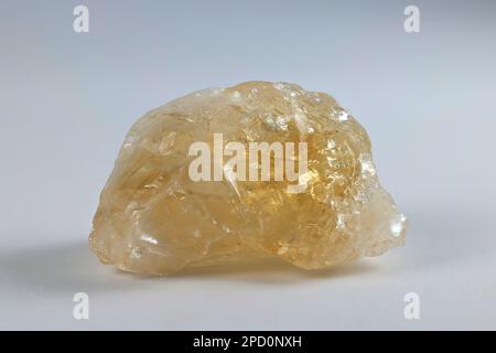 Citrine ist eine gelbe Quarzsorte und ein beliebter Edelstein und Zierstein Stockfoto