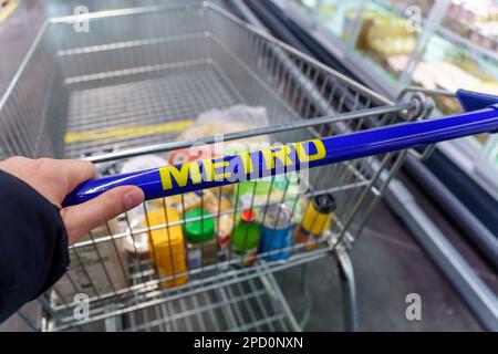 Tyumen, Russland-25. Februar 2023: Metro-Logo eines Supermarkts. Metro Cash and Carry ist ein führendes internationales Unternehmen Stockfoto