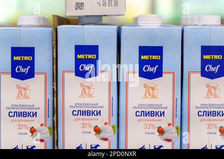 Tyumen, Russland – 25. Februar 2023: Shop Metro Chef Creme. Die Metro Group ist durch 2.200 Einkaufszentren in 31 Ländern der Welt vertreten Stockfoto