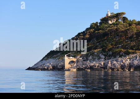 Unbewohnte Insel an der Adria. Leuchtturm Susac in der Nähe der Insel Lastovo in Kroatien. Stockfoto