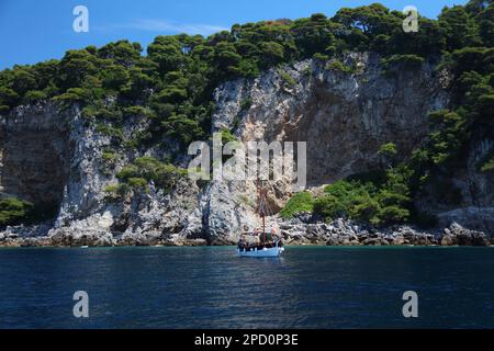 Bootstour zu den Klippen der Insel Kolocep in Kroatien. Eine Inselgruppe der Elaphiti-Inseln. Stockfoto