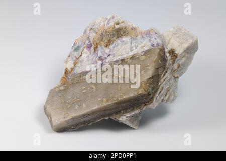 Kristall des großen industriellen Lithium-Erz-Spodumens in Albitmatrix aus dem Haapaluoma-Lithium-Steinbruch in Finnland. Stockfoto