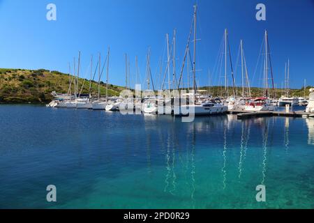 PRIMOSTEN, KROATIEN - 15. JULI 2021: Segelboote liegen in der Primosten Marina in Dalmatien. Kroatien ist ein berühmtes Segelziel für den Sommer in Europa. Stockfoto