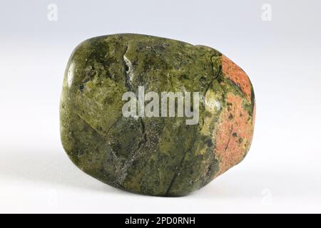 Unakite ist ein metamorpher Stein, der aus modifiziertem Granit besteht, bestehend aus rosafarbenem Orthoclase-Feldspat, grünem Epidot und im Allgemeinen farblosem Quarz. Stockfoto