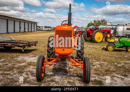 Fort Meade, Florida - 26. Februar 2022: Perspektivische Vorderansicht eines 1939 Allis-Chalmers Model B Traktors auf einer lokalen Traktormesse. Stockfoto