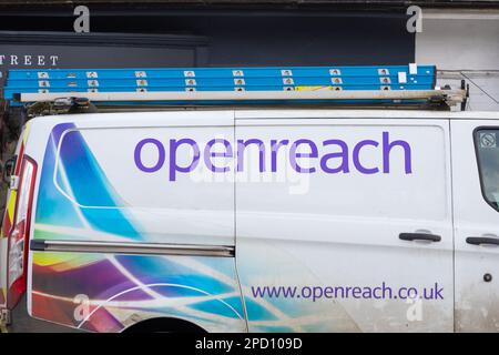 Openreach Van parkt in der Tenterden Town High Street, Kent, Großbritannien Stockfoto