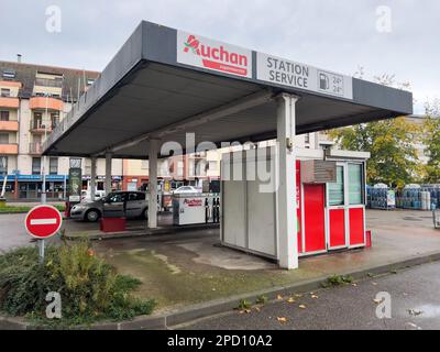 Straßburg, Frankreich - 21. Oktober 2022: Auchan Station Service Tankstelle in Straßburg an regnerischen Tagen Stockfoto