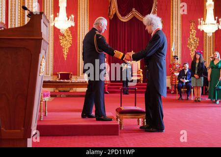 Sir Dr. Brian May, Musiker, Songwriter und Tierschutzbeauftragter aus Windlesham, wurde von König Charles III. Zum Knight Bachelor im Buckingham Palace ernannt. Die Ehre wird für die Dienste für Musik und Wohltätigkeit anerkannt. Foto: Dienstag, 14. März 2023. Stockfoto