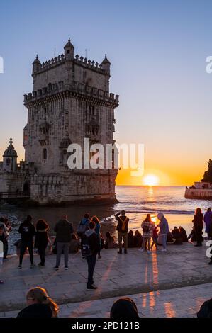 Die Menschen genießen einen wunderschönen Sonnenuntergang vom Belém Tower oder Tower of St. Vincent am Ufer des Tejo, Lissabon, Portugal Stockfoto