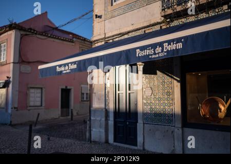 Pasteis de Belem Bäckereicafe in Lissabon, das Original nach einem alten und geheimen Rezept aus dem Mosteiro dos Jeronimos (Jeronimos Monaster) Stockfoto