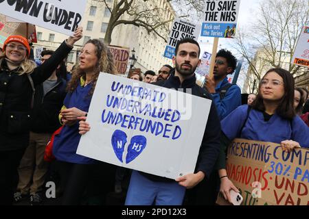 London, Großbritannien. 13. März 2023. LONDON, 13. März 2023, streikende Juniorärzte und ihre Unterstützer protestieren gegenüber der Downing Street in London, England. Die Ärzte in Großbritannien streiken über die Bezahlung, und die Bedingungen werden für 72 Stunden gehen. Kredit: Lucy North/Alamy Live News Stockfoto