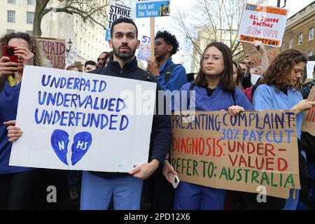 London, Großbritannien. 13. März 2023. LONDON, 13. März 2023, streikende Juniorärzte und ihre Unterstützer protestieren gegenüber der Downing Street in London, England. Die Ärzte in Großbritannien streiken über die Bezahlung, und die Bedingungen werden für 72 Stunden gehen. Kredit: Lucy North/Alamy Live News Stockfoto